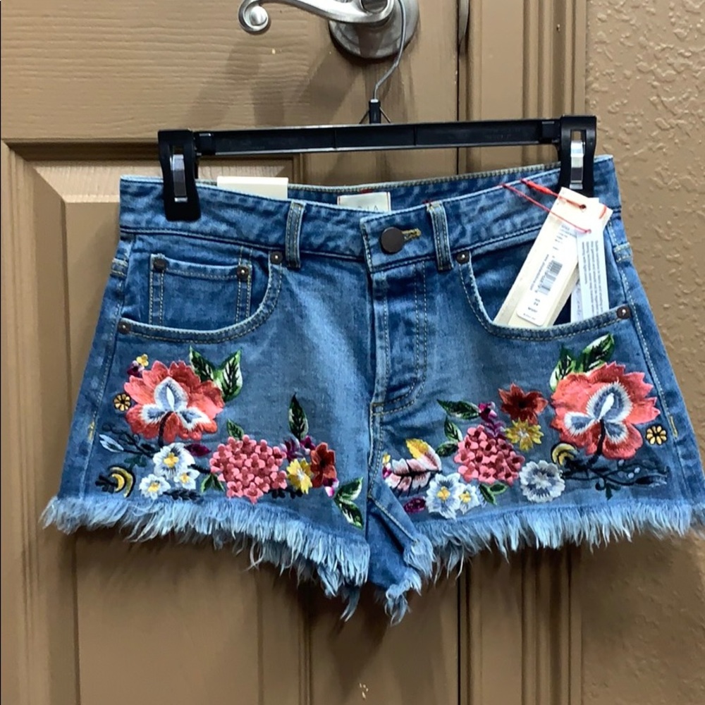 Brand new AO LA decorative jean shorts